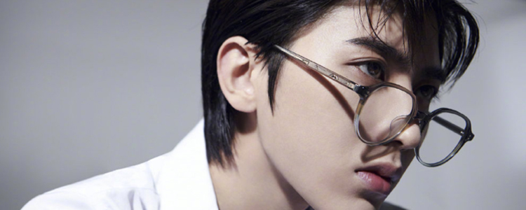 蔡徐坤登上《esquire时尚先生》金九封面!